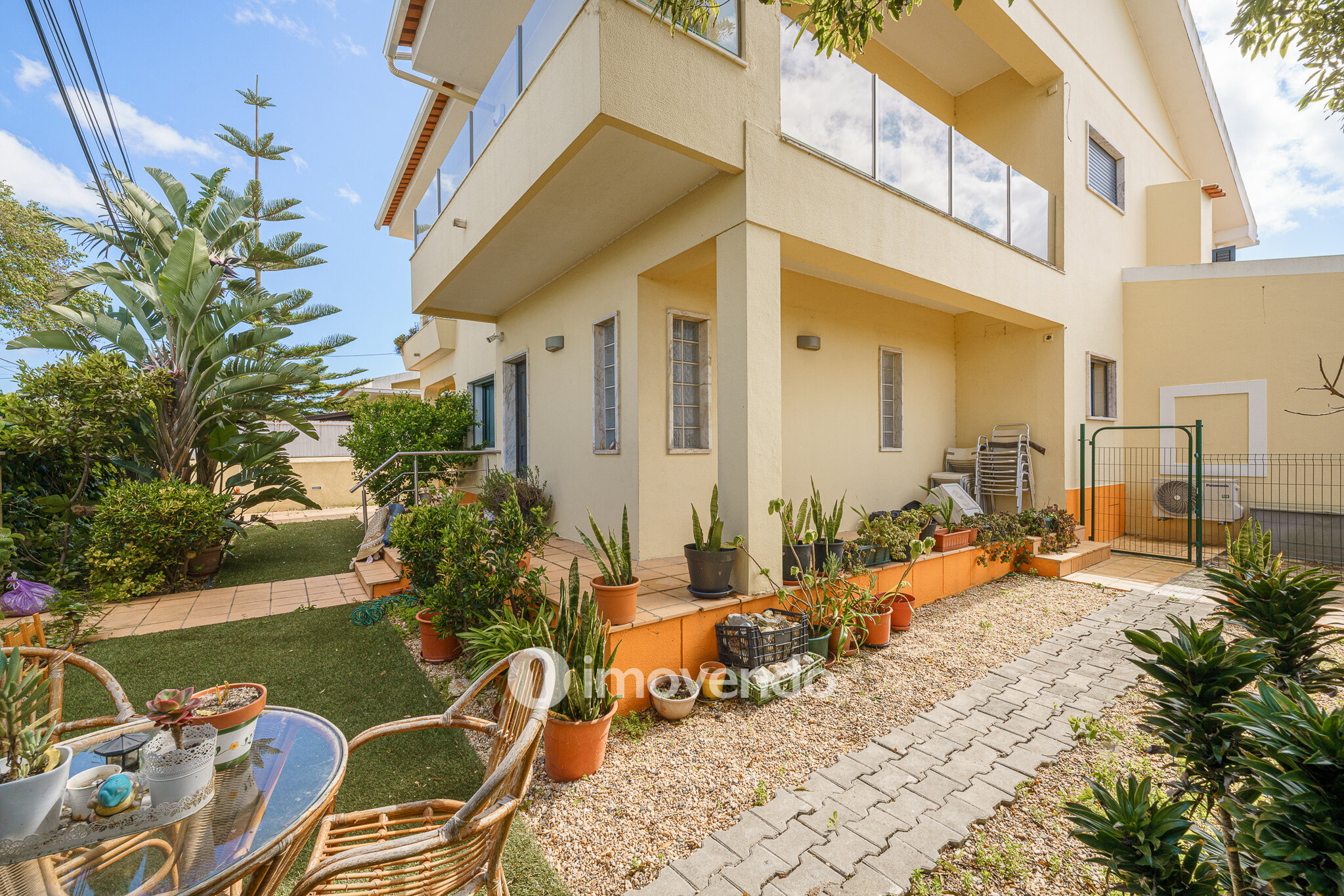 Moradia T6 exclusiva, com piscina e garagem, na Charneca da Caparica