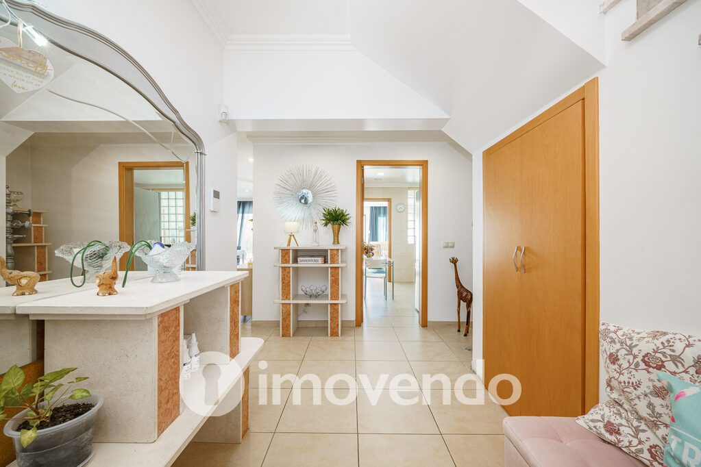 Six-bedroom villa with pool and garage, in Charneca da Caparica - 4