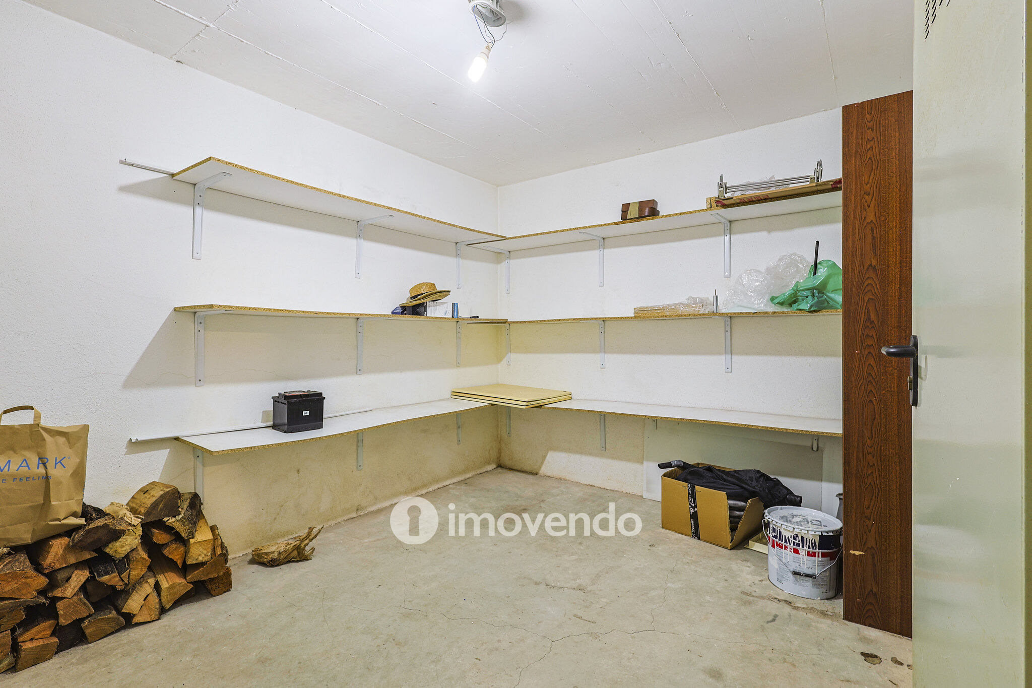 Apartamento T2, com estacionamento e cozinha equipada, em Barcarena