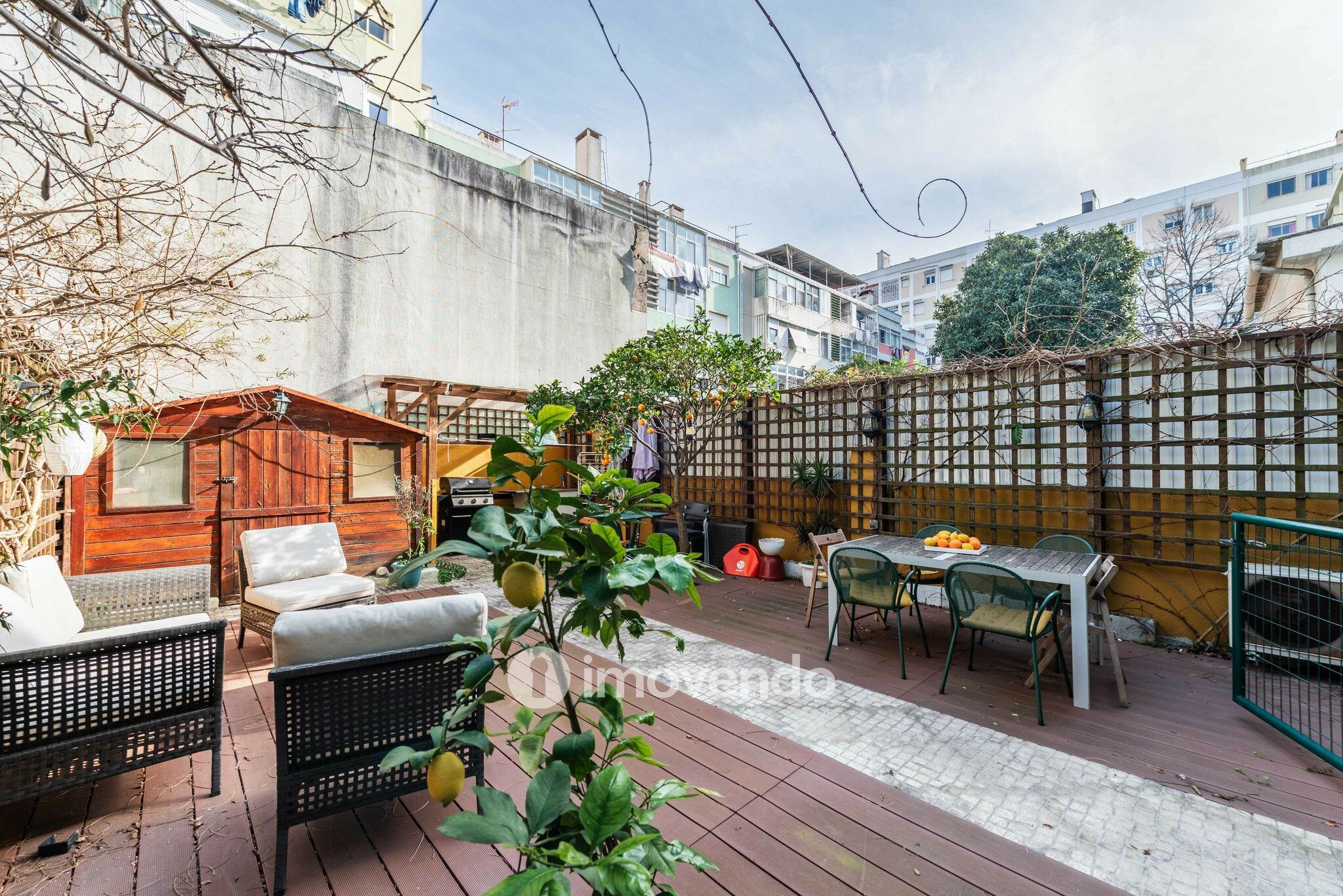 Apartamento T2 remodelado, com logradouro, em São Domingos de Benfica