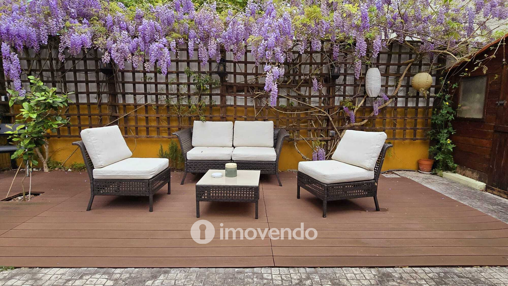 Apartamento T2 remodelado, com logradouro, em São Domingos de Benfica