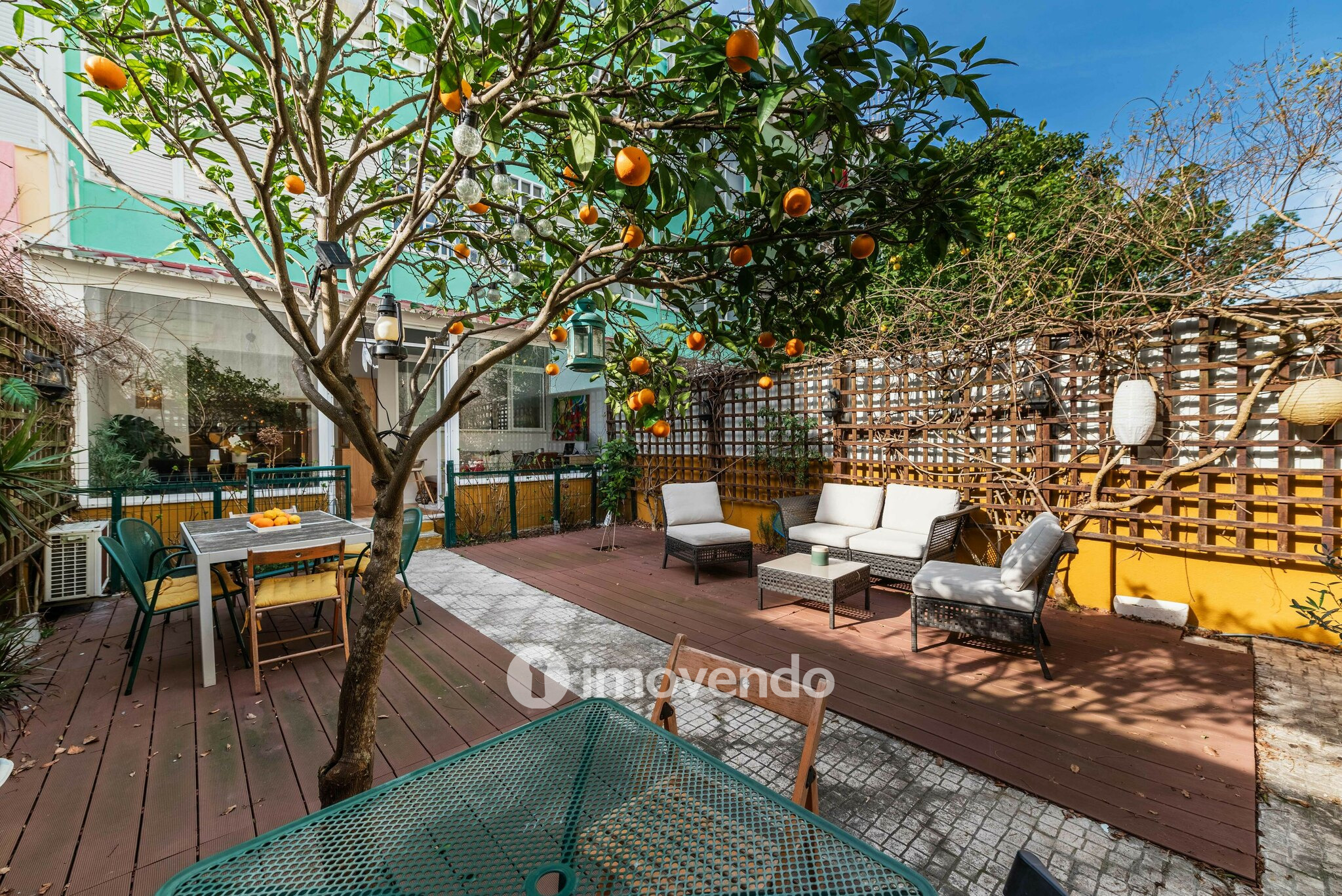 Apartamento T2 remodelado, com logradouro, em São Domingos de Benfica
