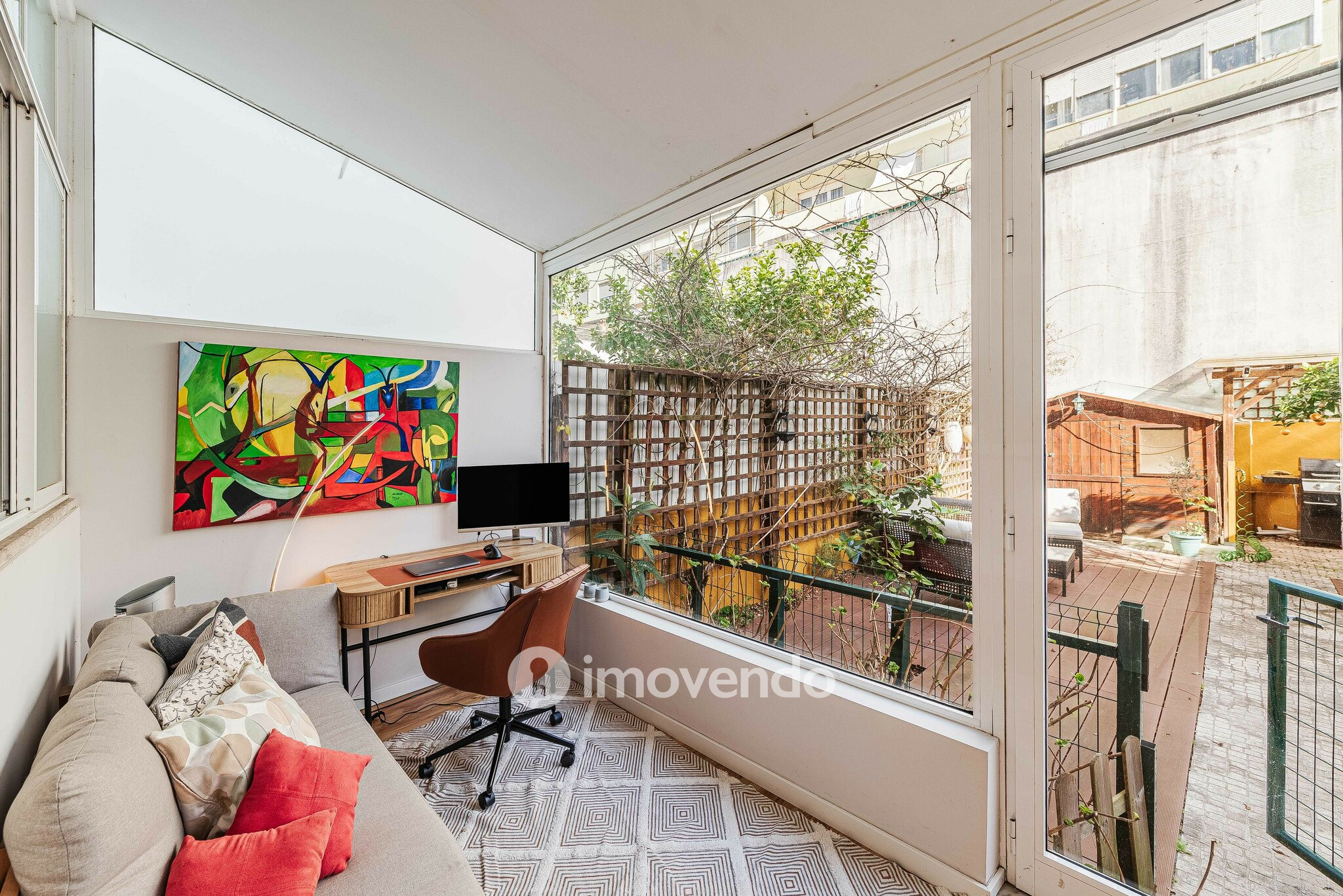 Apartamento T2 remodelado, com logradouro, em São Domingos de Benfica