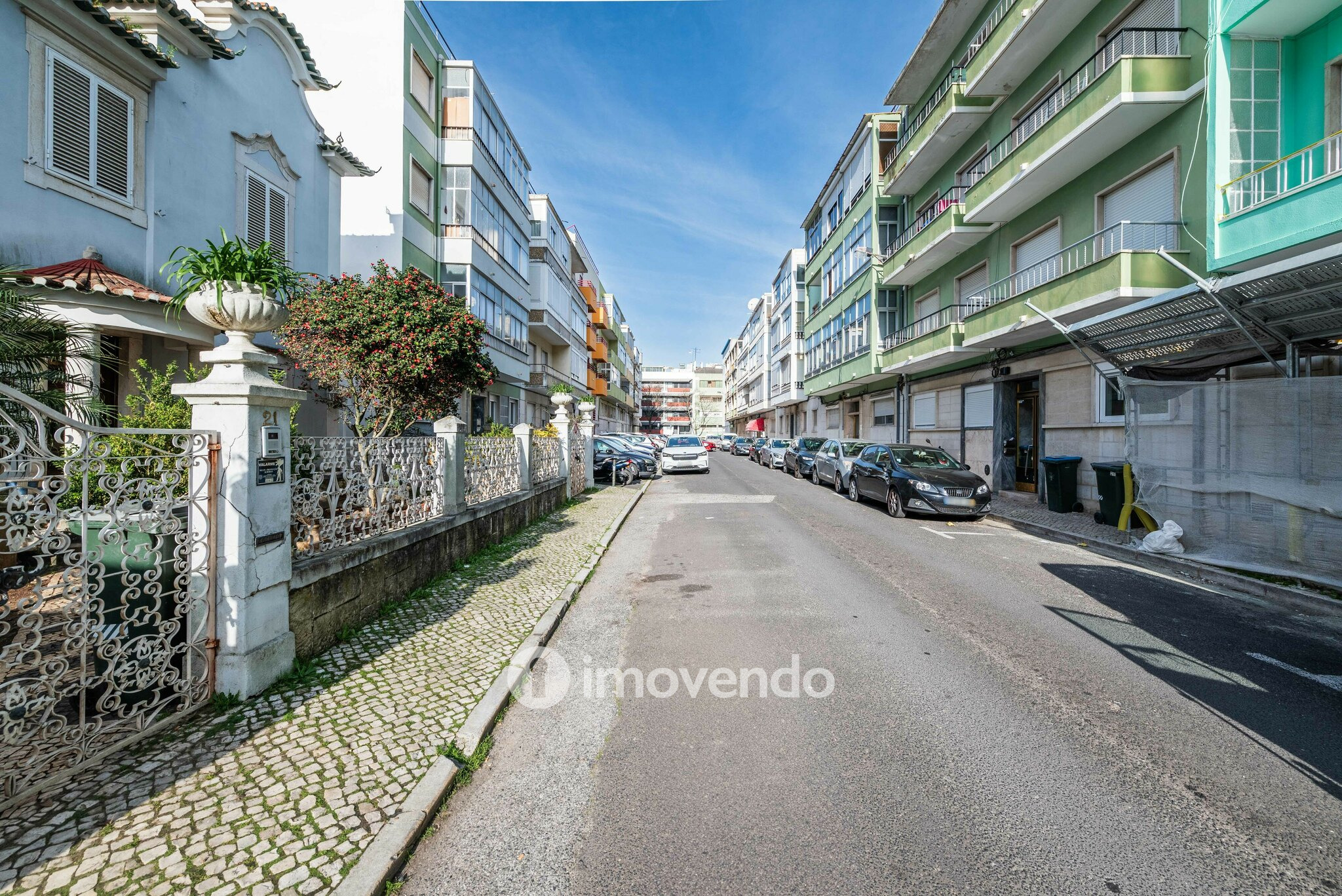 Apartamento T2 remodelado, com logradouro, em São Domingos de Benfica