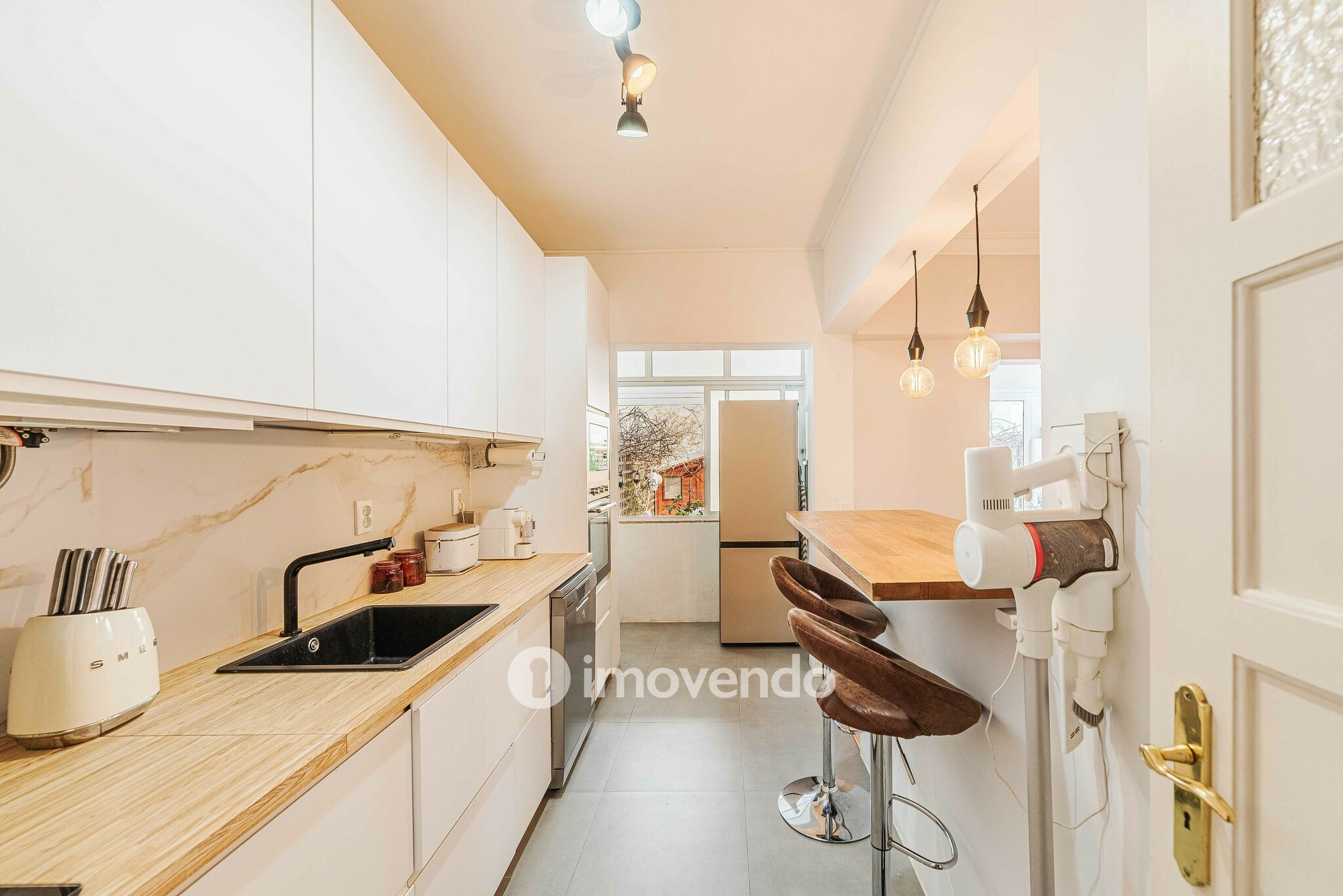 Apartamento T2 remodelado, com logradouro, em São Domingos de Benfica