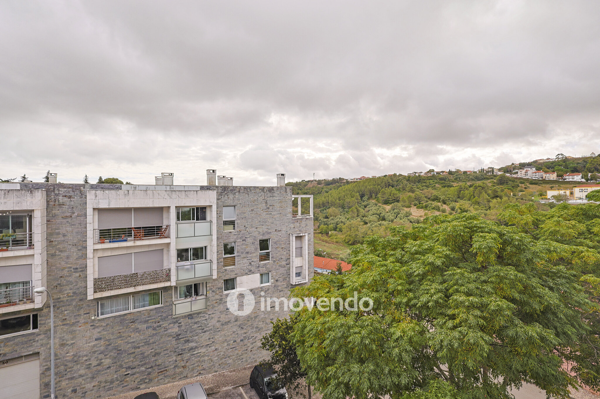 Apartamento T2, com estacionamento e cozinha equipada, em Barcarena