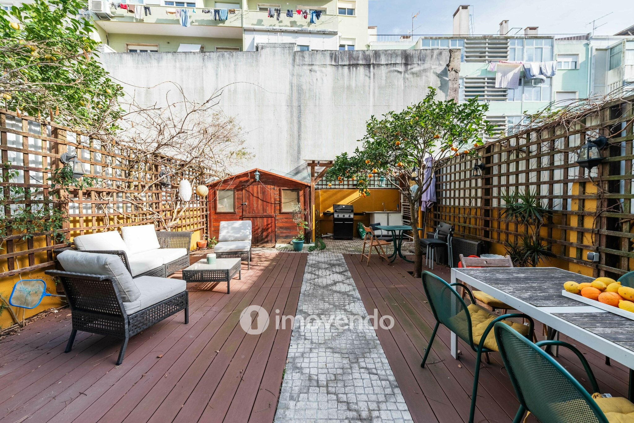 Apartamento T2 remodelado, com logradouro, em São Domingos de Benfica