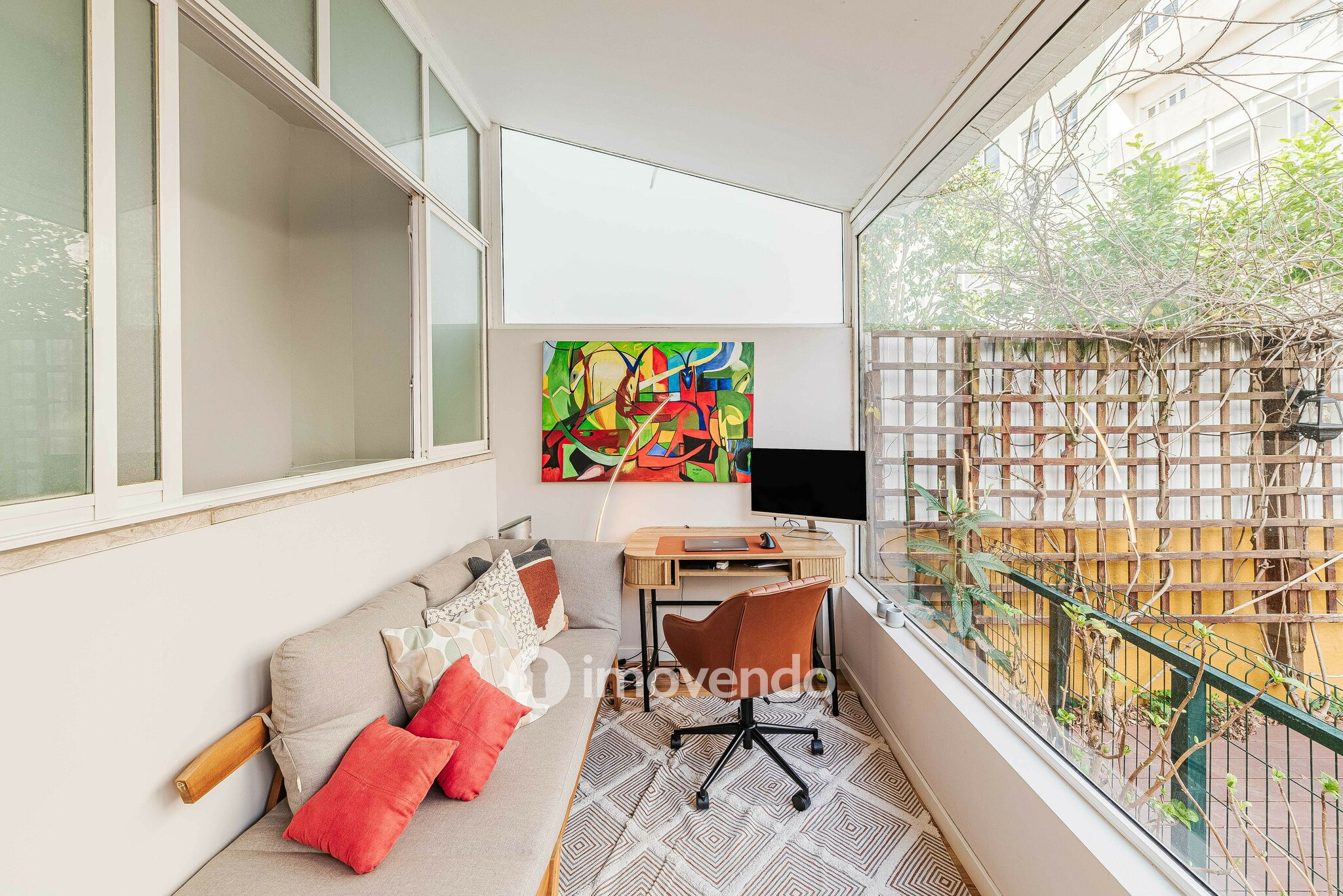 Apartamento T2 remodelado, com logradouro, em São Domingos de Benfica