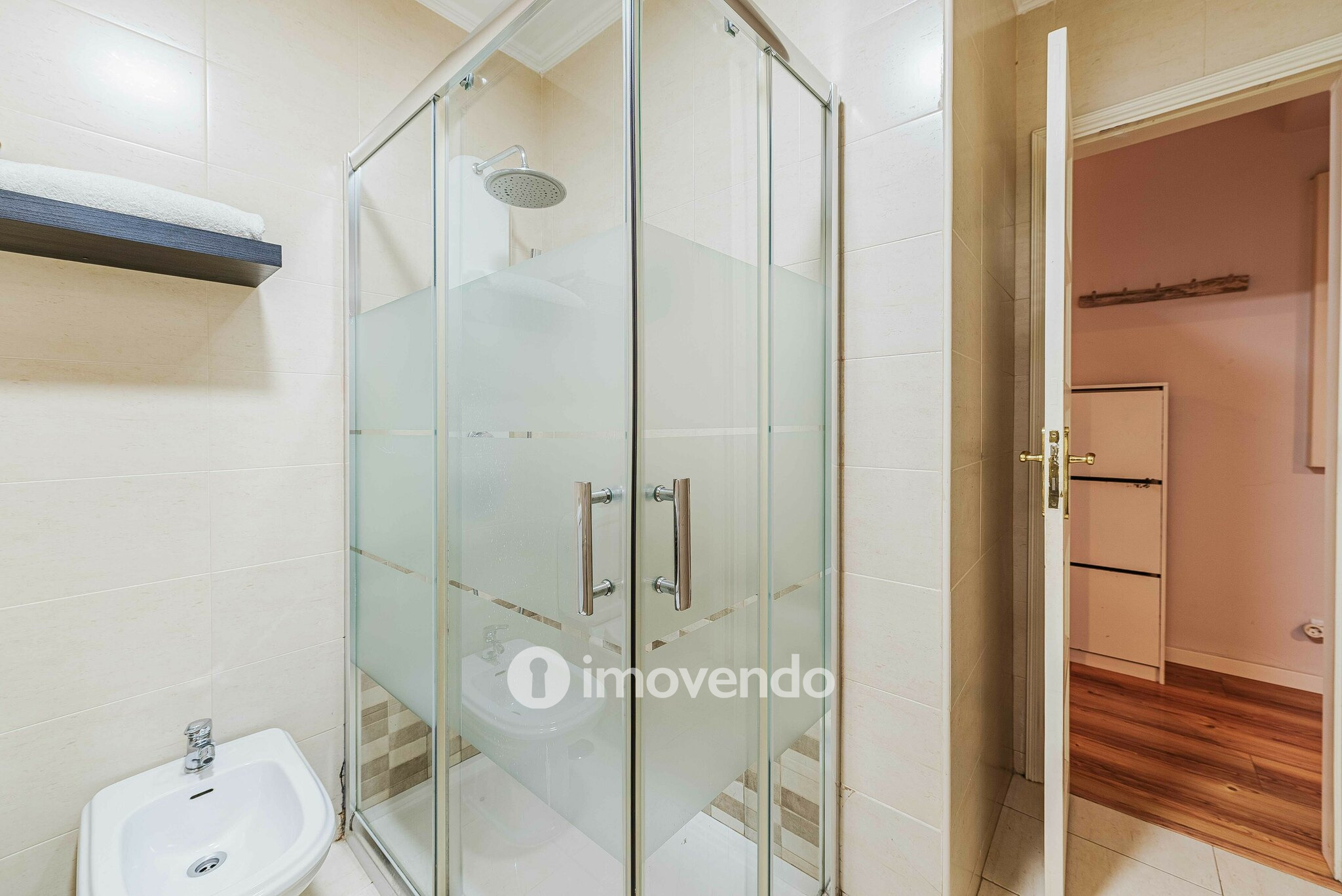 Apartamento T2 remodelado, com logradouro, em São Domingos de Benfica