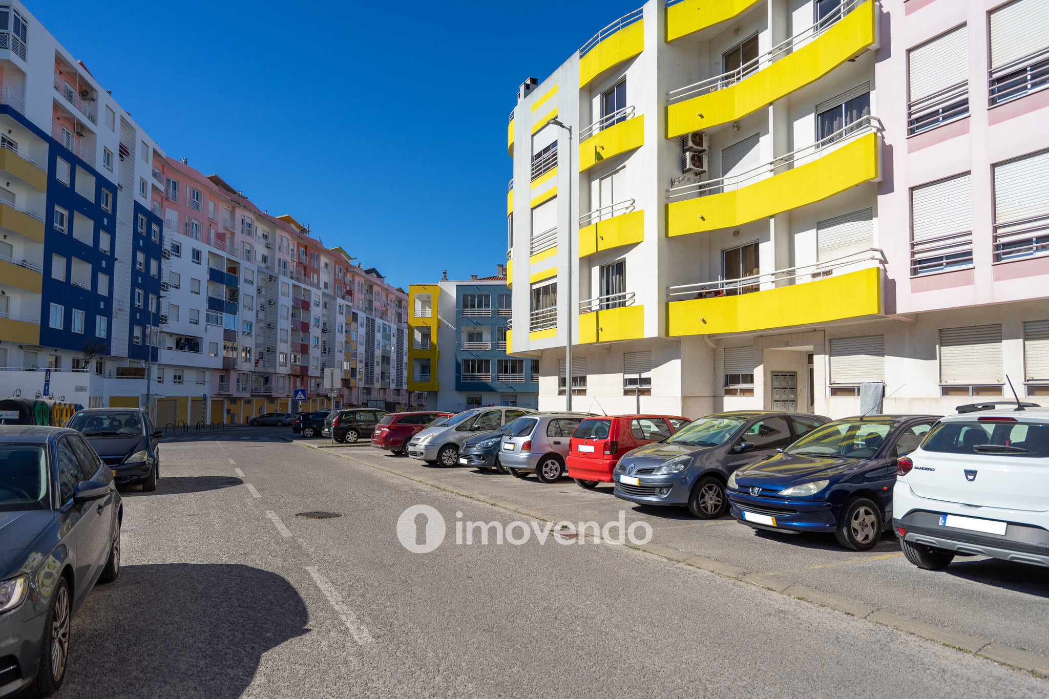 Apartamento T2, luminoso e com uma cave enorme, na Quinta da Marialva