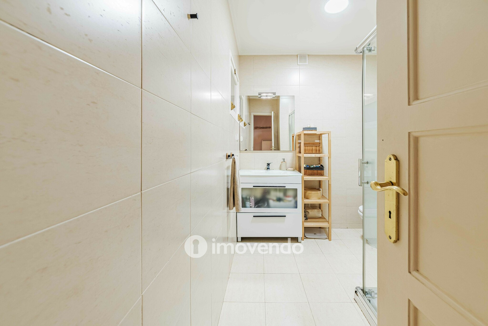 Apartamento T2 remodelado, com logradouro, em São Domingos de Benfica