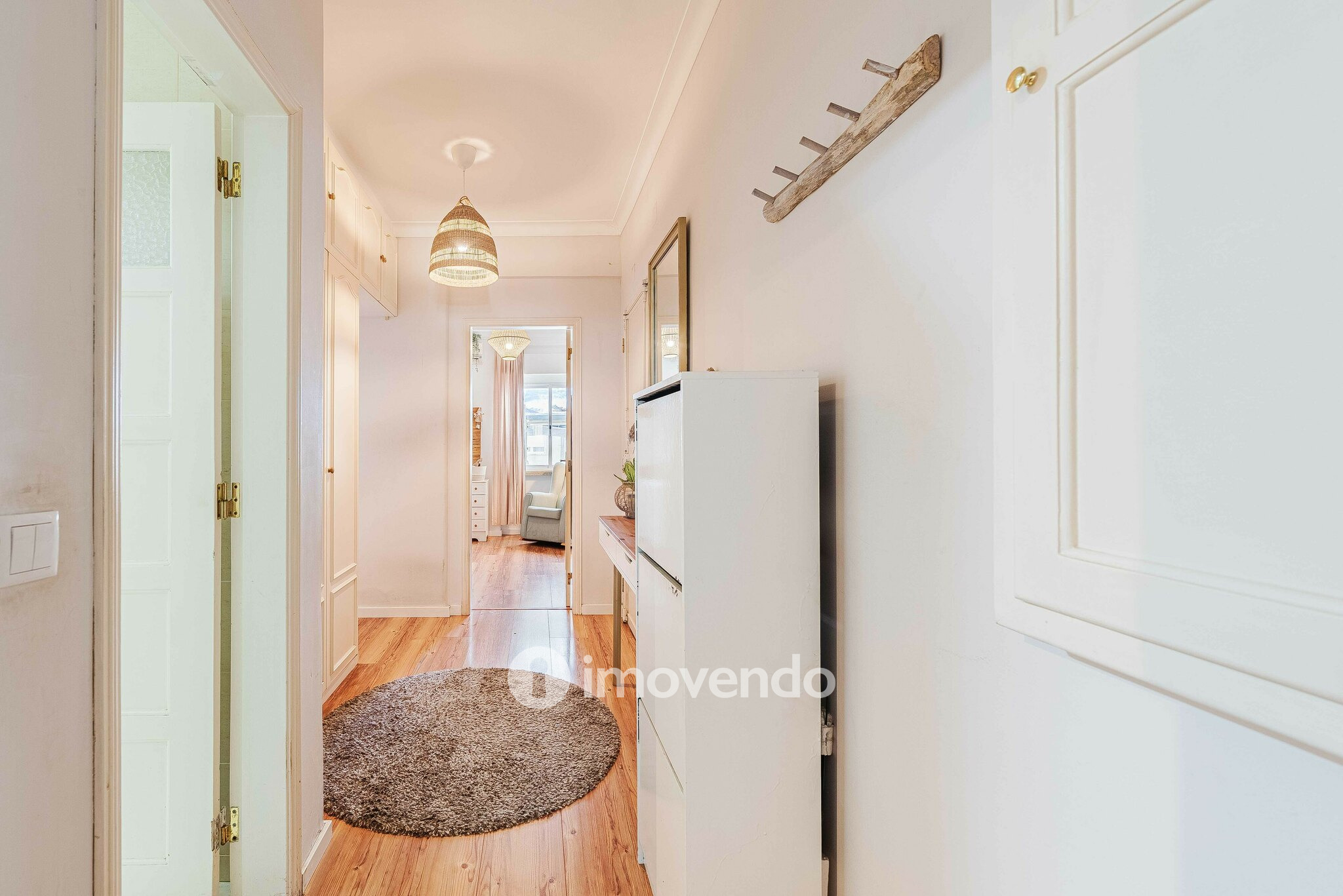 Apartamento T2 remodelado, com logradouro, em São Domingos de Benfica