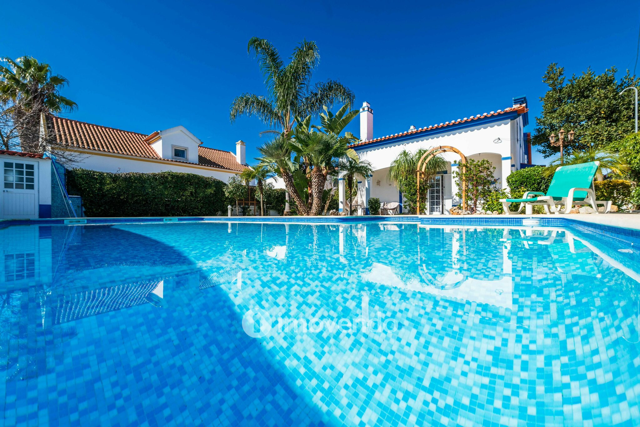 Moradia T4 exclusiva, com piscina e jardim, em Azeitão