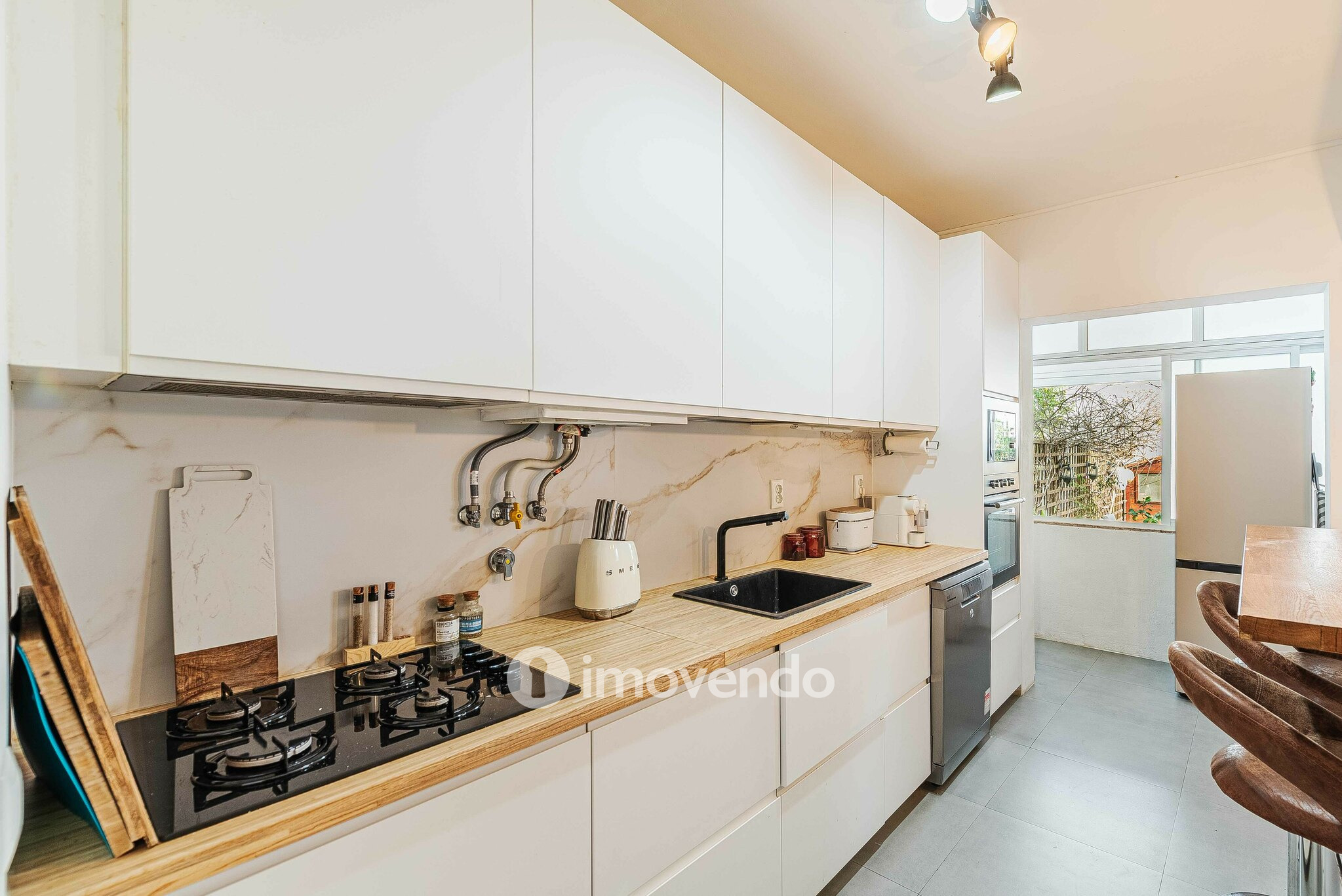 Apartamento T2 remodelado, com logradouro, em São Domingos de Benfica