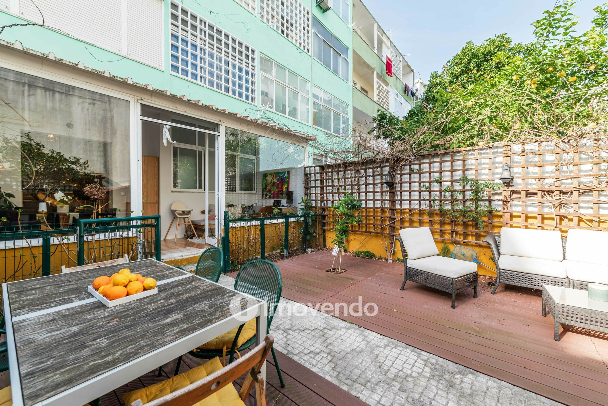 Apartamento T2 remodelado, com logradouro, em São Domingos de Benfica