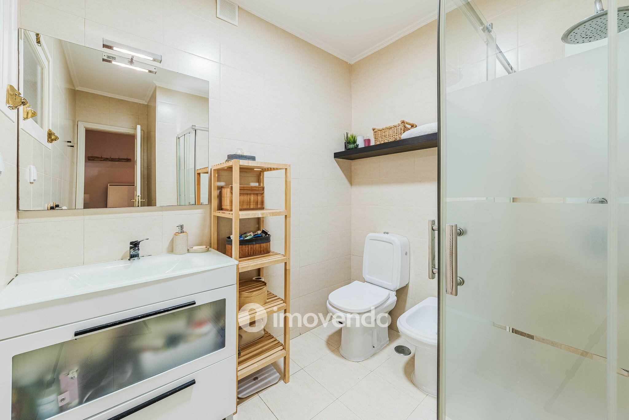 Apartamento T2 remodelado, com logradouro, em São Domingos de Benfica