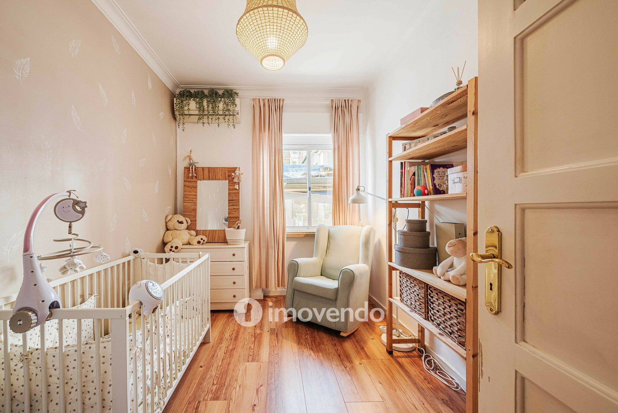 Apartamento T2 remodelado, com logradouro, em São Domingos de Benfica