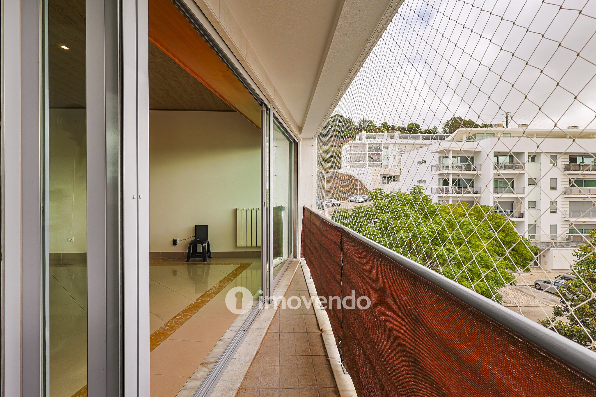 Apartamento T2, com estacionamento e cozinha equipada, em Barcarena