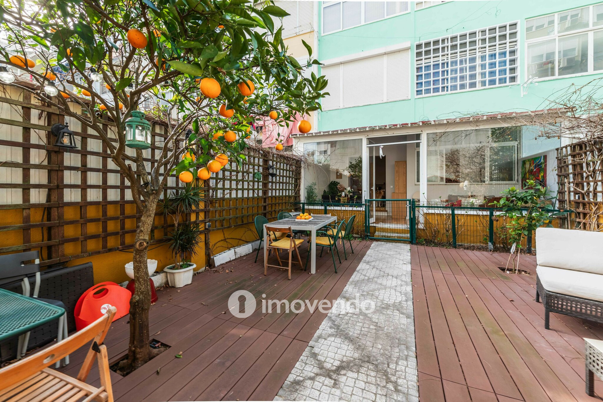 Apartamento T2 remodelado, com logradouro, em São Domingos de Benfica