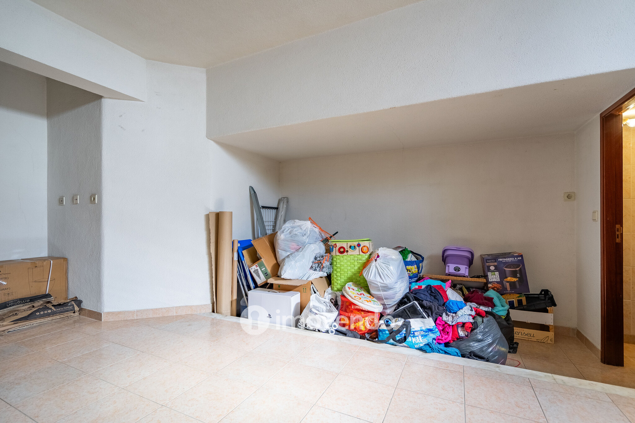 Apartamento T2, luminoso e com uma cave enorme, na Quinta da Marialva