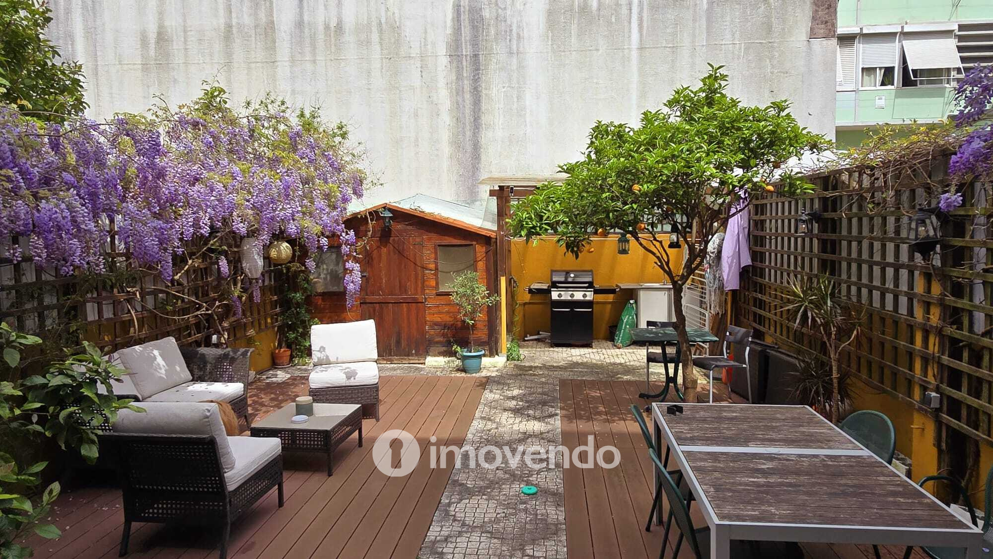 Apartamento T2 remodelado, com logradouro, em São Domingos de Benfica