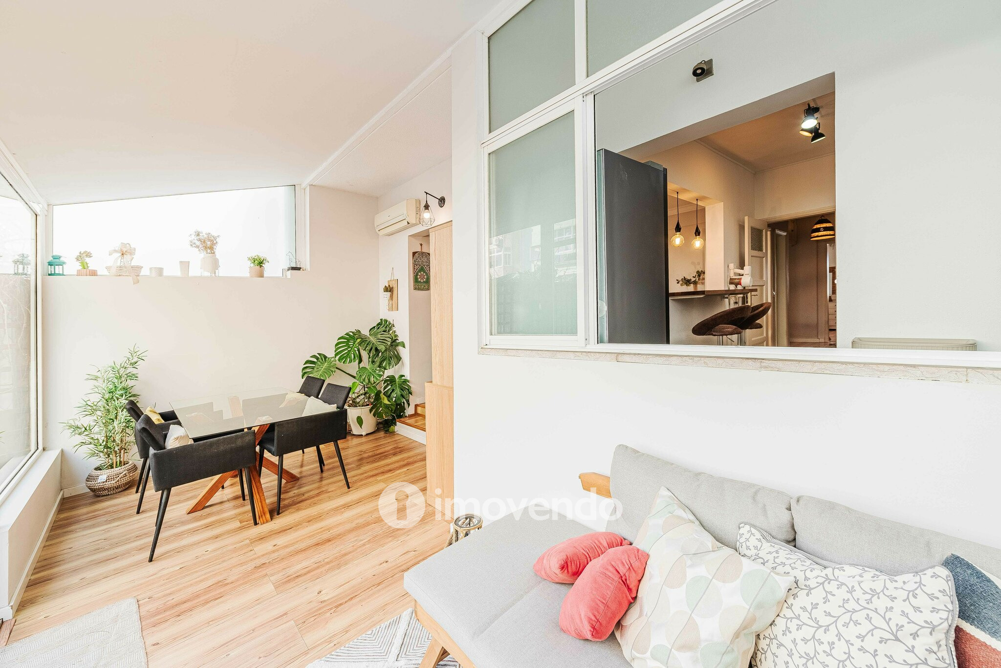 Apartamento T2 remodelado, com logradouro, em São Domingos de Benfica
