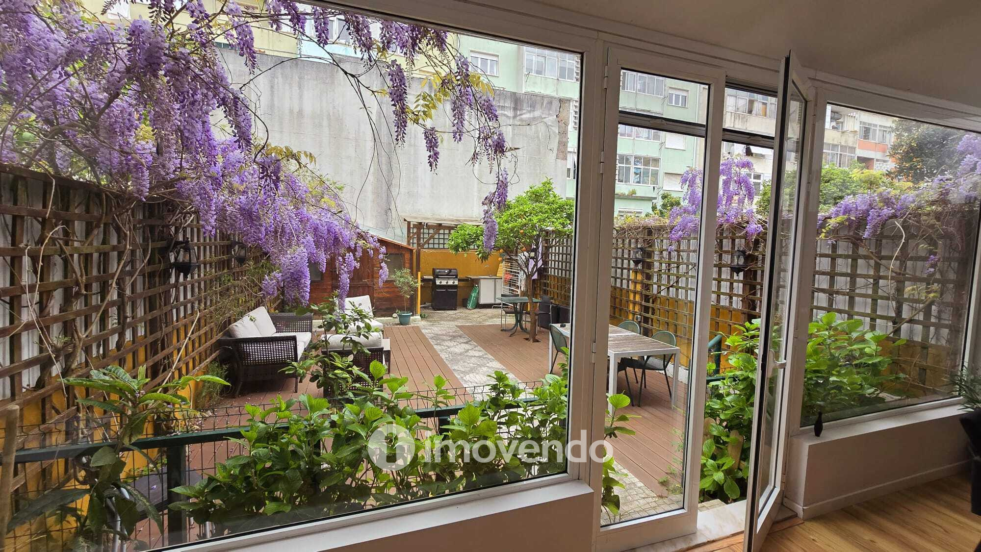 Apartamento T2 remodelado, com logradouro, em São Domingos de Benfica