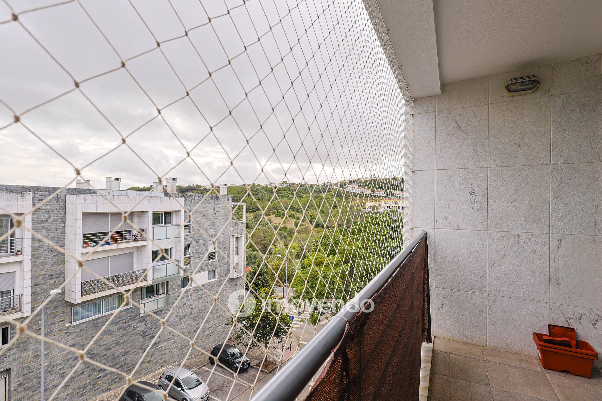 Apartamento T2, com estacionamento e cozinha equipada, em Barcarena