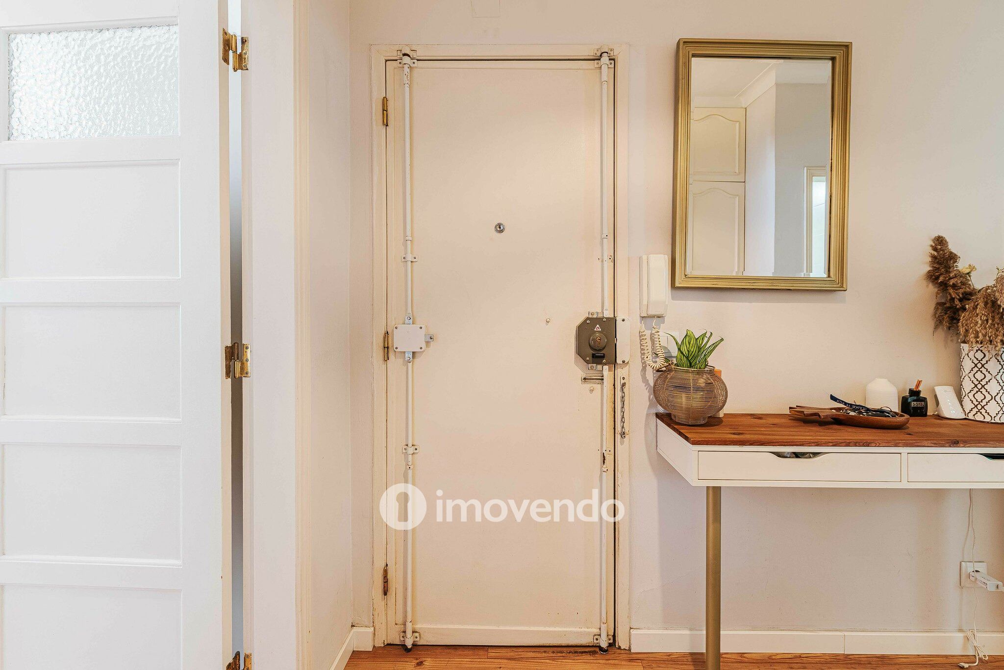 Apartamento T2 remodelado, com logradouro, em São Domingos de Benfica