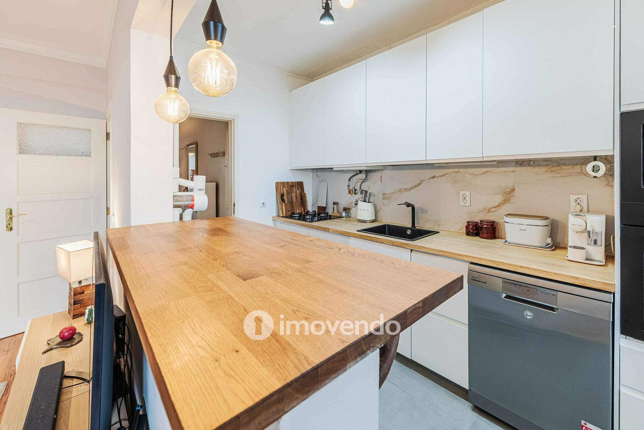 Apartamento T2 remodelado, com logradouro, em São Domingos de Benfica