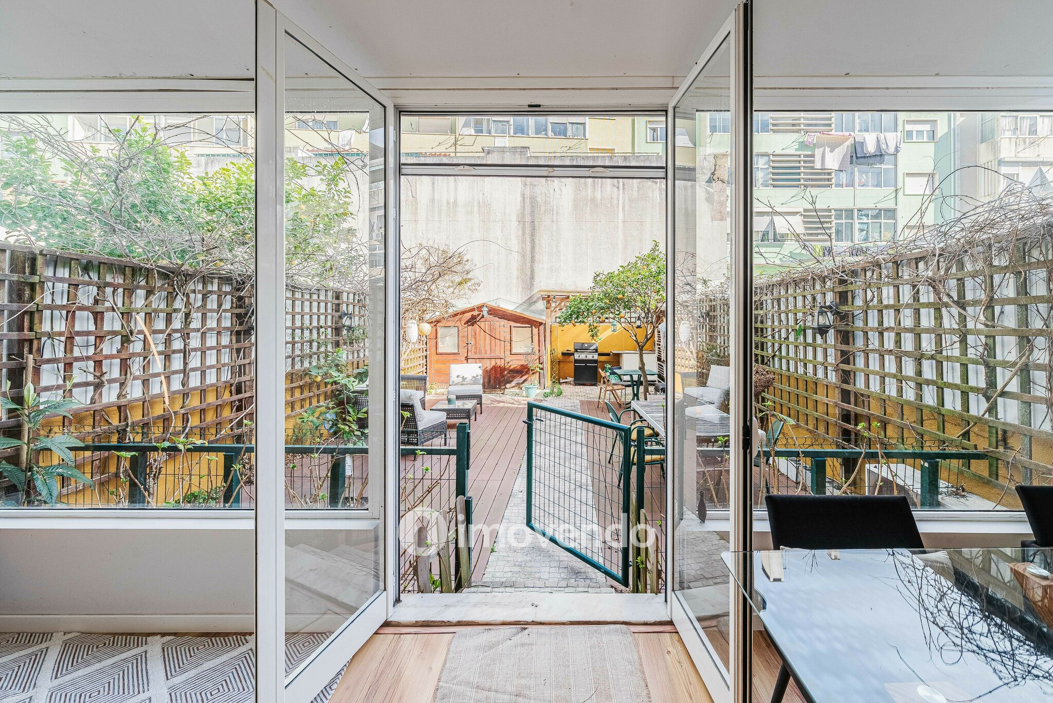 Apartamento T2 remodelado, com logradouro, em São Domingos de Benfica