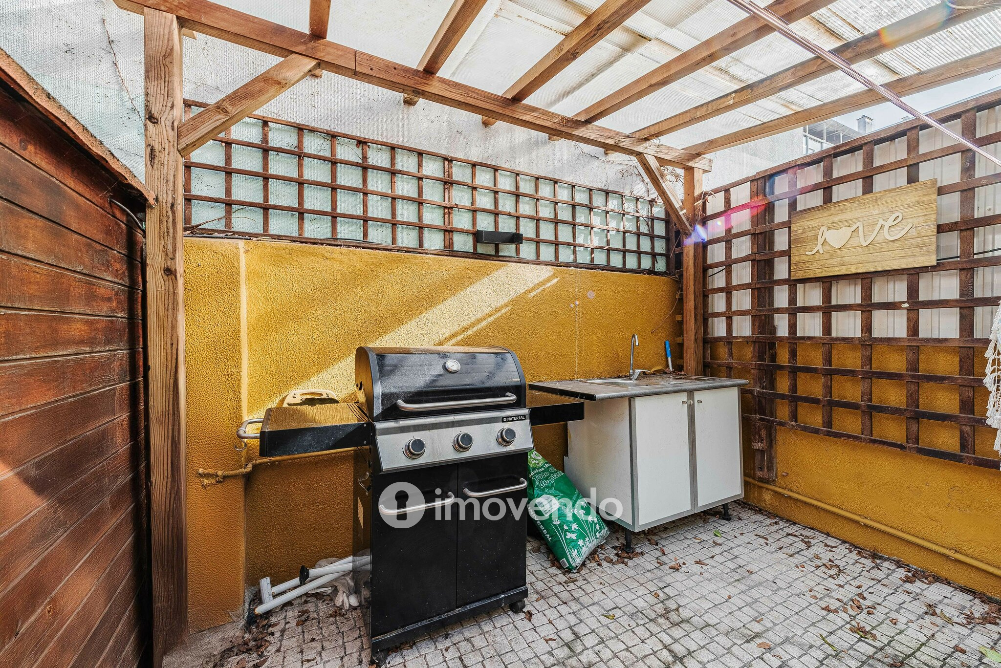 Apartamento T2 remodelado, com logradouro, em São Domingos de Benfica