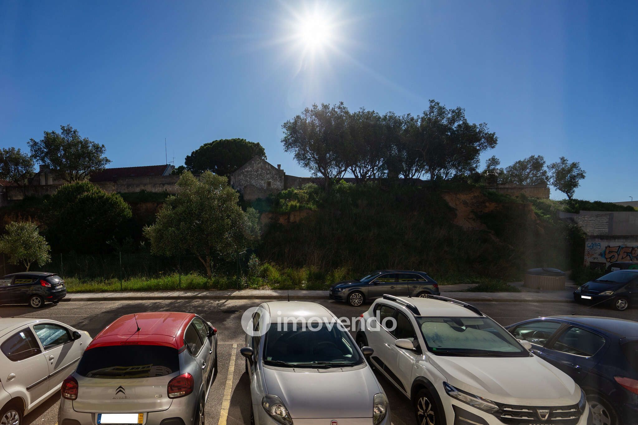 Apartamento T2, luminoso e com uma cave enorme, na Quinta da Marialva