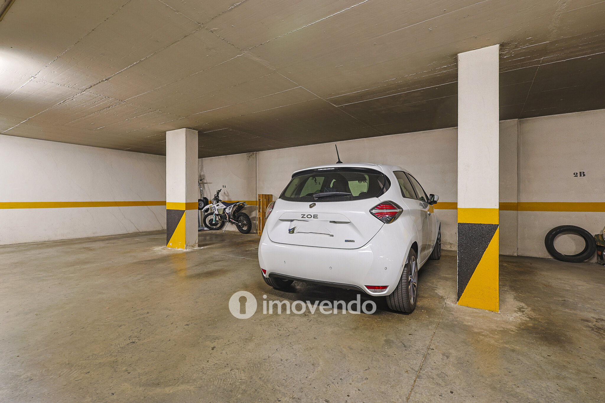 Apartamento T2, com estacionamento e cozinha equipada, em Barcarena