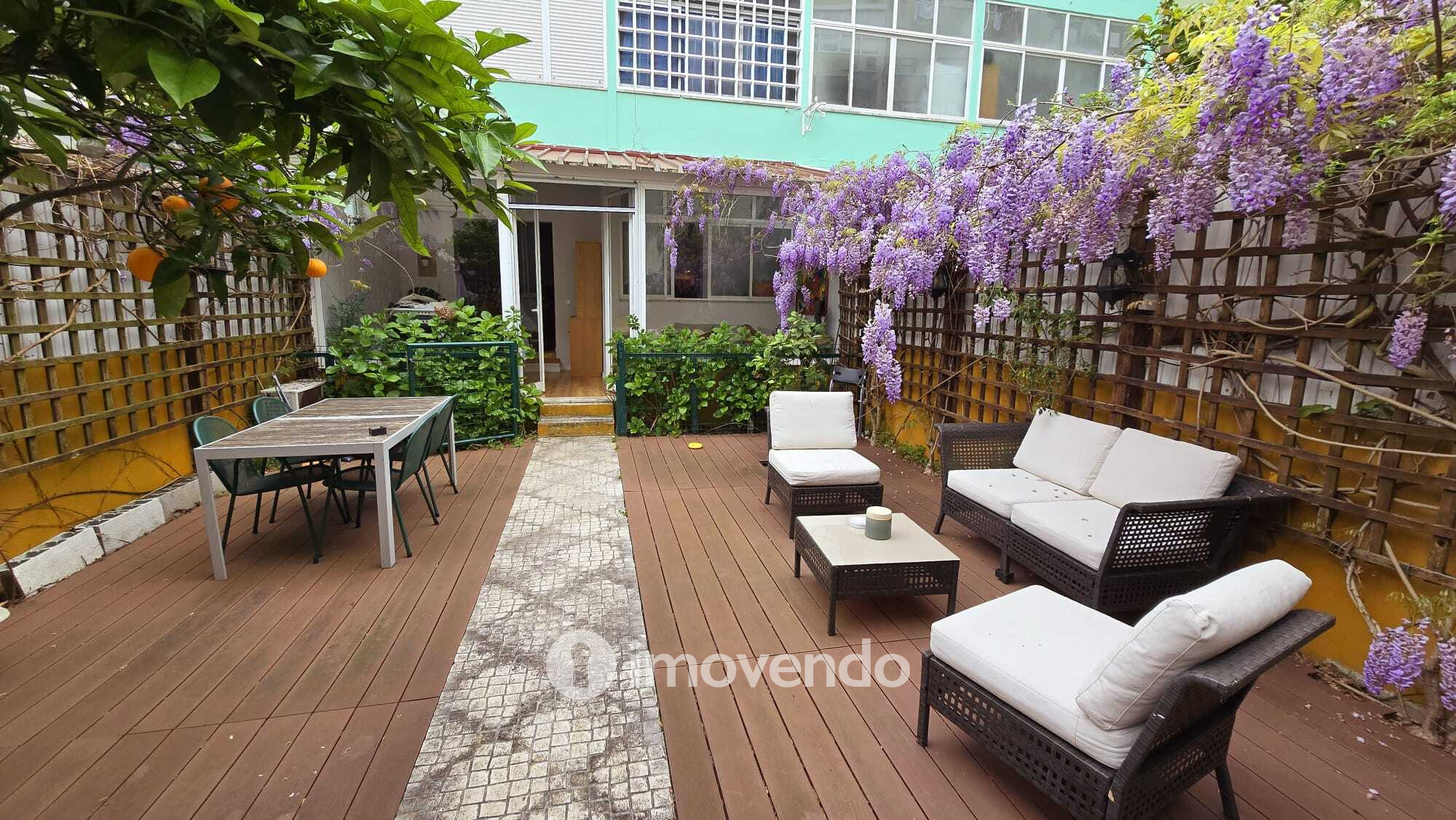 Apartamento T2 remodelado, com logradouro, em São Domingos de Benfica
