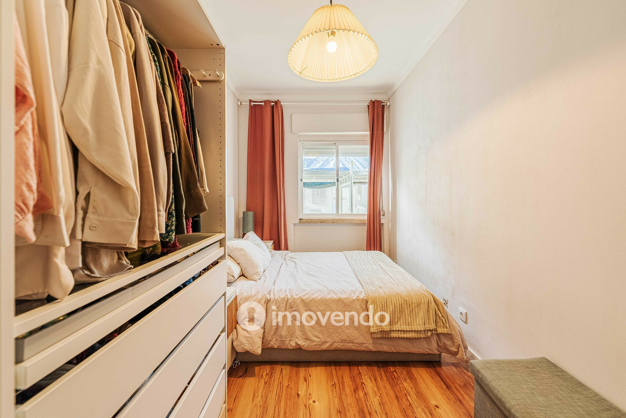 Apartamento T2 remodelado, com logradouro, em São Domingos de Benfica