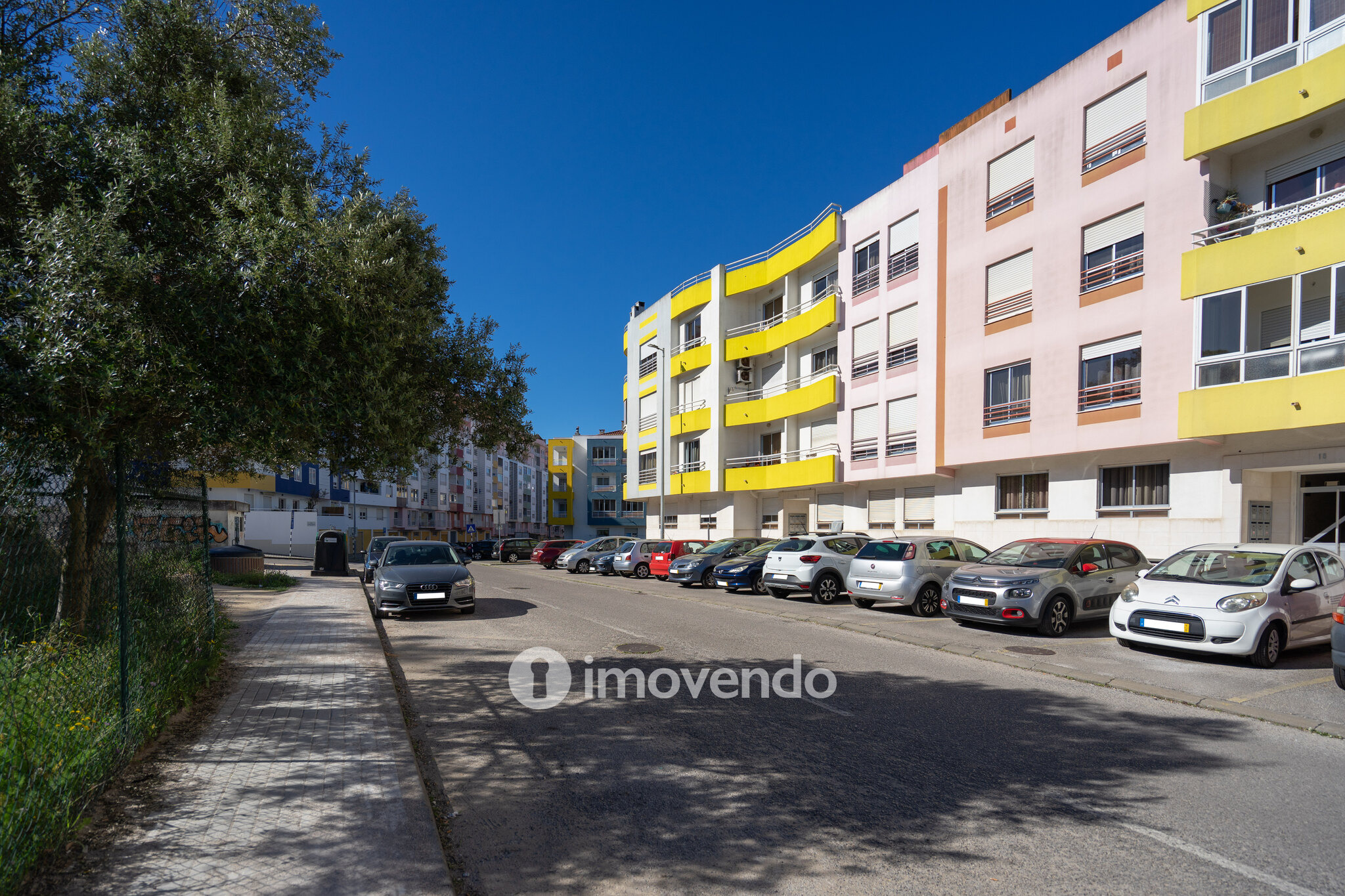 Apartamento T2, luminoso e com uma cave enorme, na Quinta da Marialva
