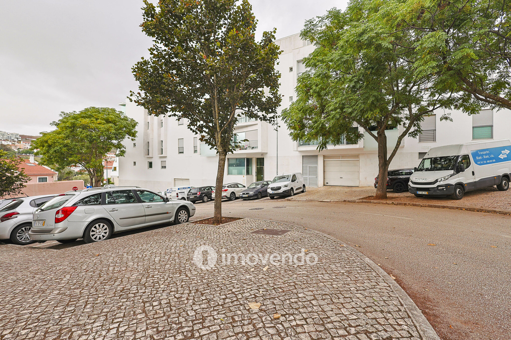 Apartamento T2, com estacionamento e cozinha equipada, em Barcarena