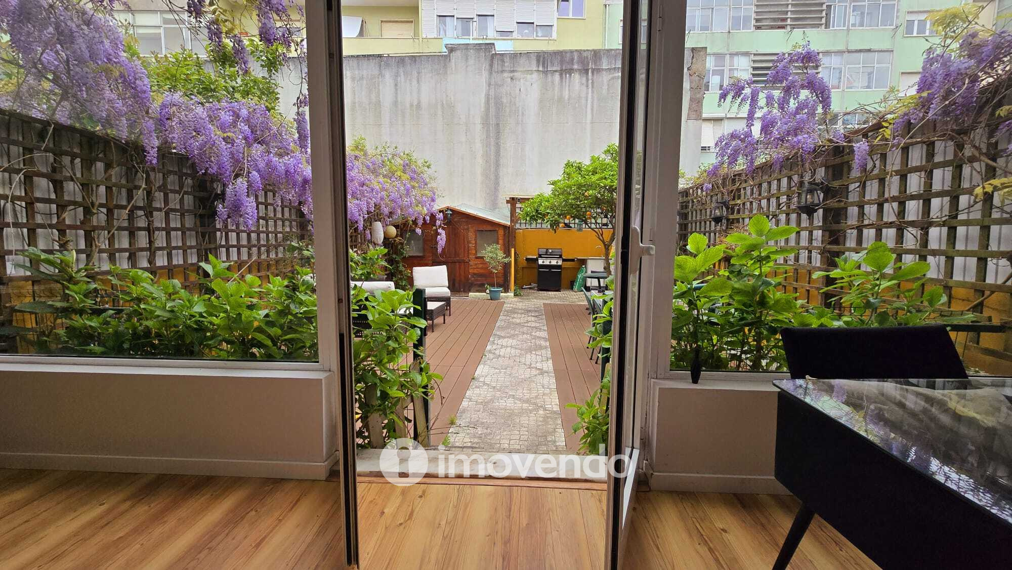 Apartamento T2 remodelado, com logradouro, em São Domingos de Benfica