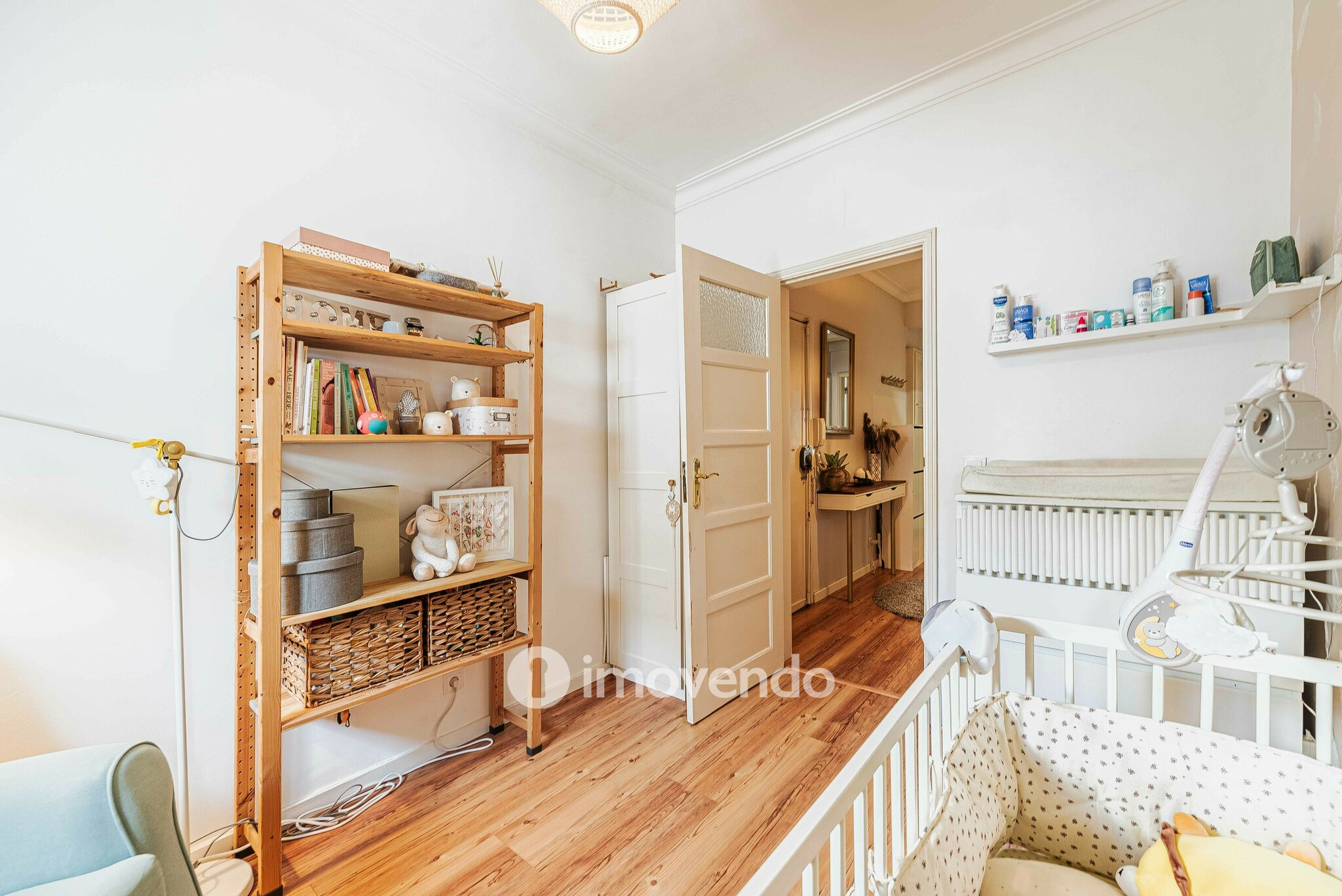Apartamento T2 remodelado, com logradouro, em São Domingos de Benfica