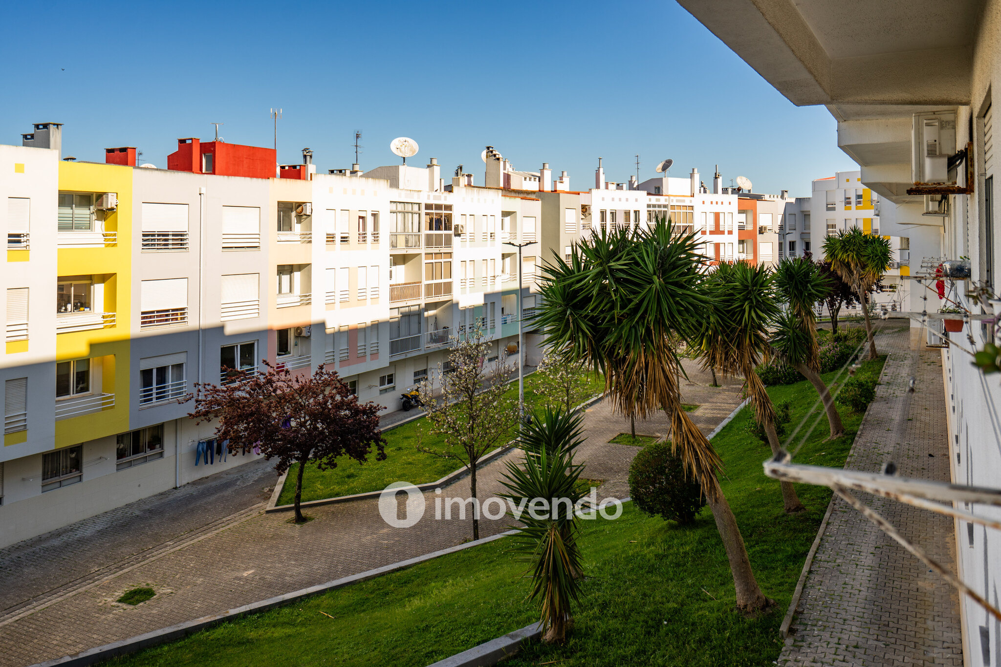 Apartamento T2, luminoso e com uma cave enorme, na Quinta da Marialva