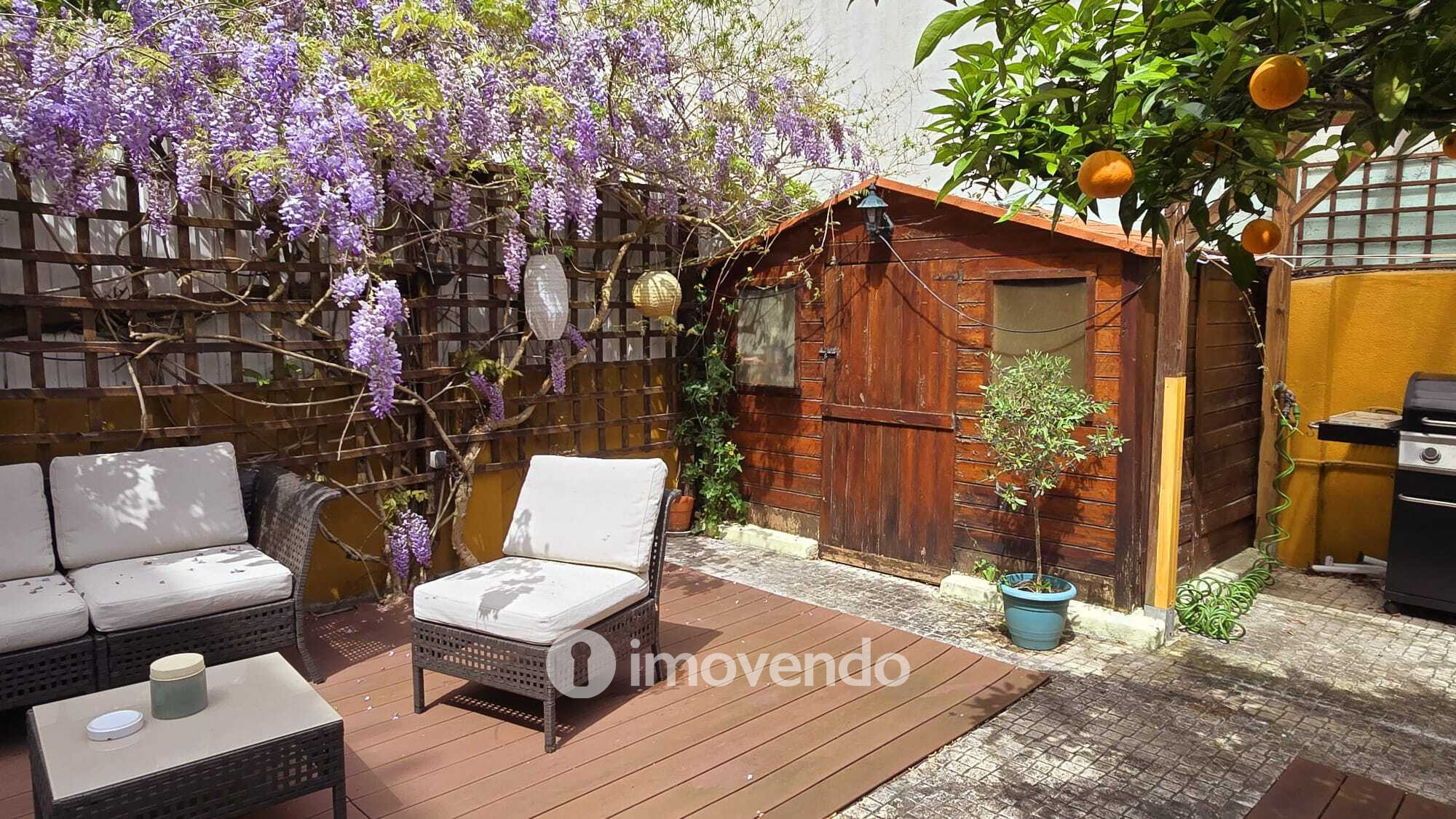 Apartamento T2 remodelado, com logradouro, em São Domingos de Benfica