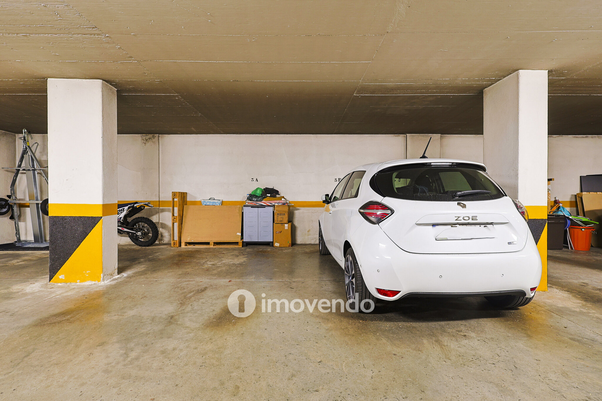 Apartamento T2, com estacionamento e cozinha equipada, em Barcarena