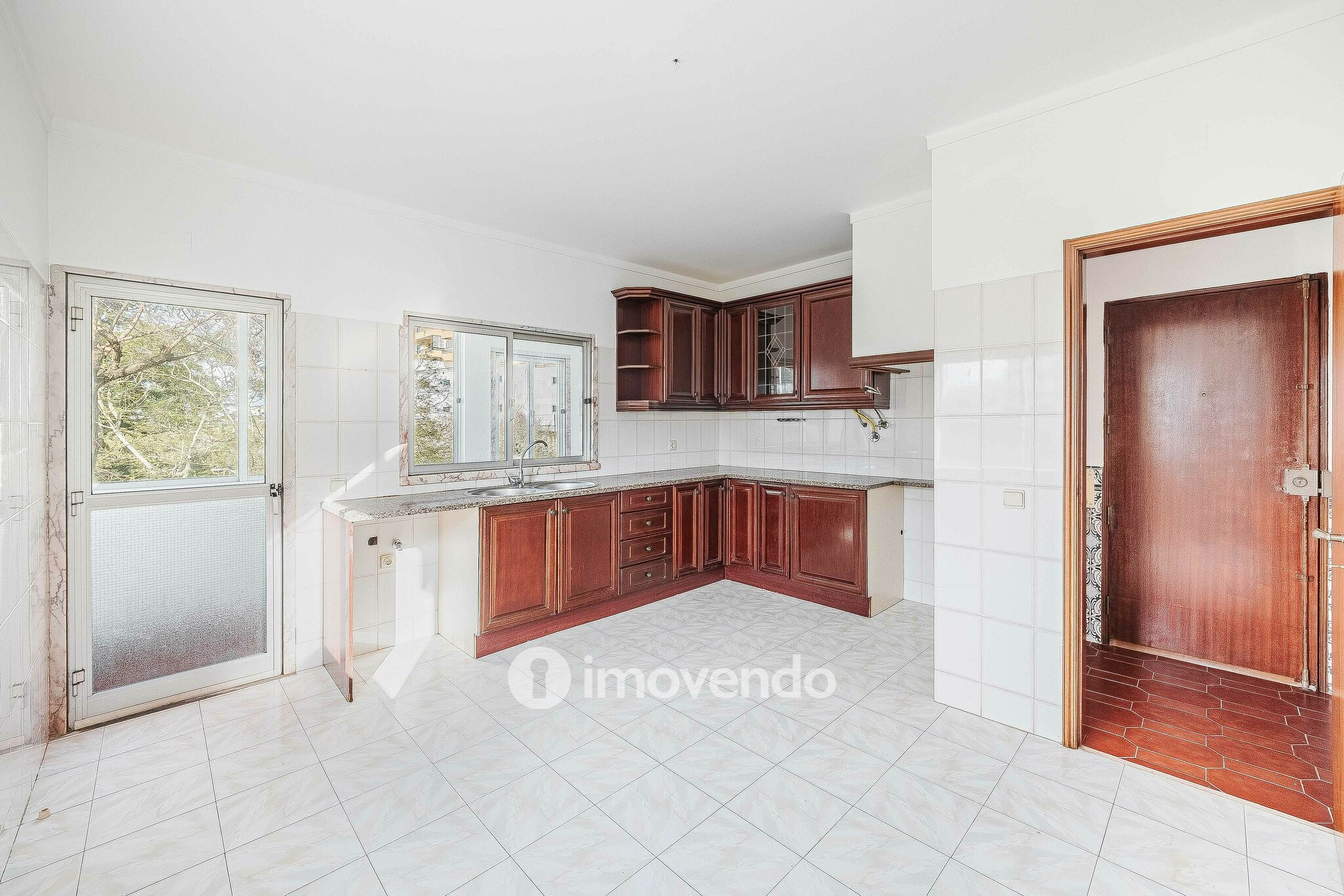 Apartamento T3 pronto a habitar, com áreas amplas, no centro de Mafra