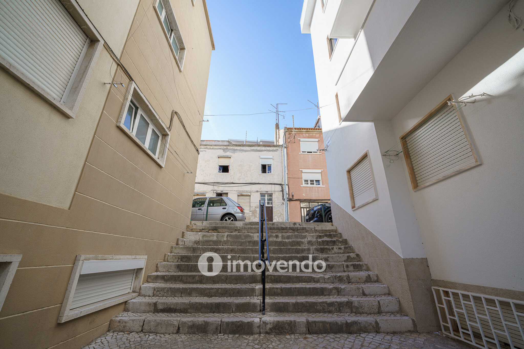 Apartamento T1 com varanda e a 200m da praia, no coração de Sesimbra