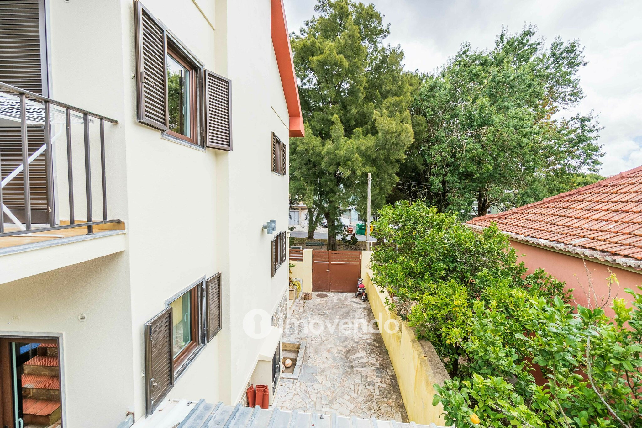 Moradia isolada T4, com jardim, em Agualva, Cacém