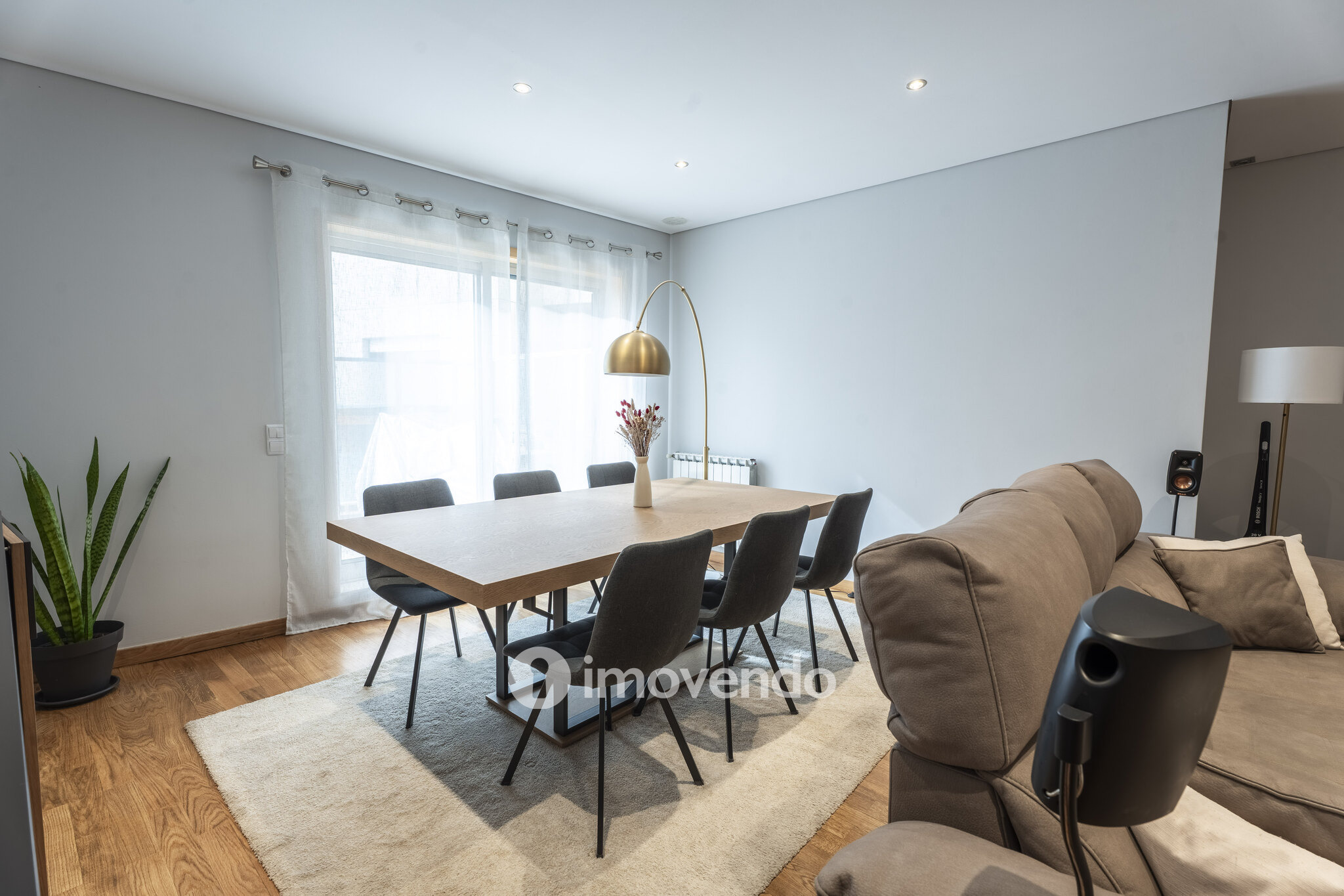 Apartamento T2 com estacionamento e terraço, em Rio Tinto