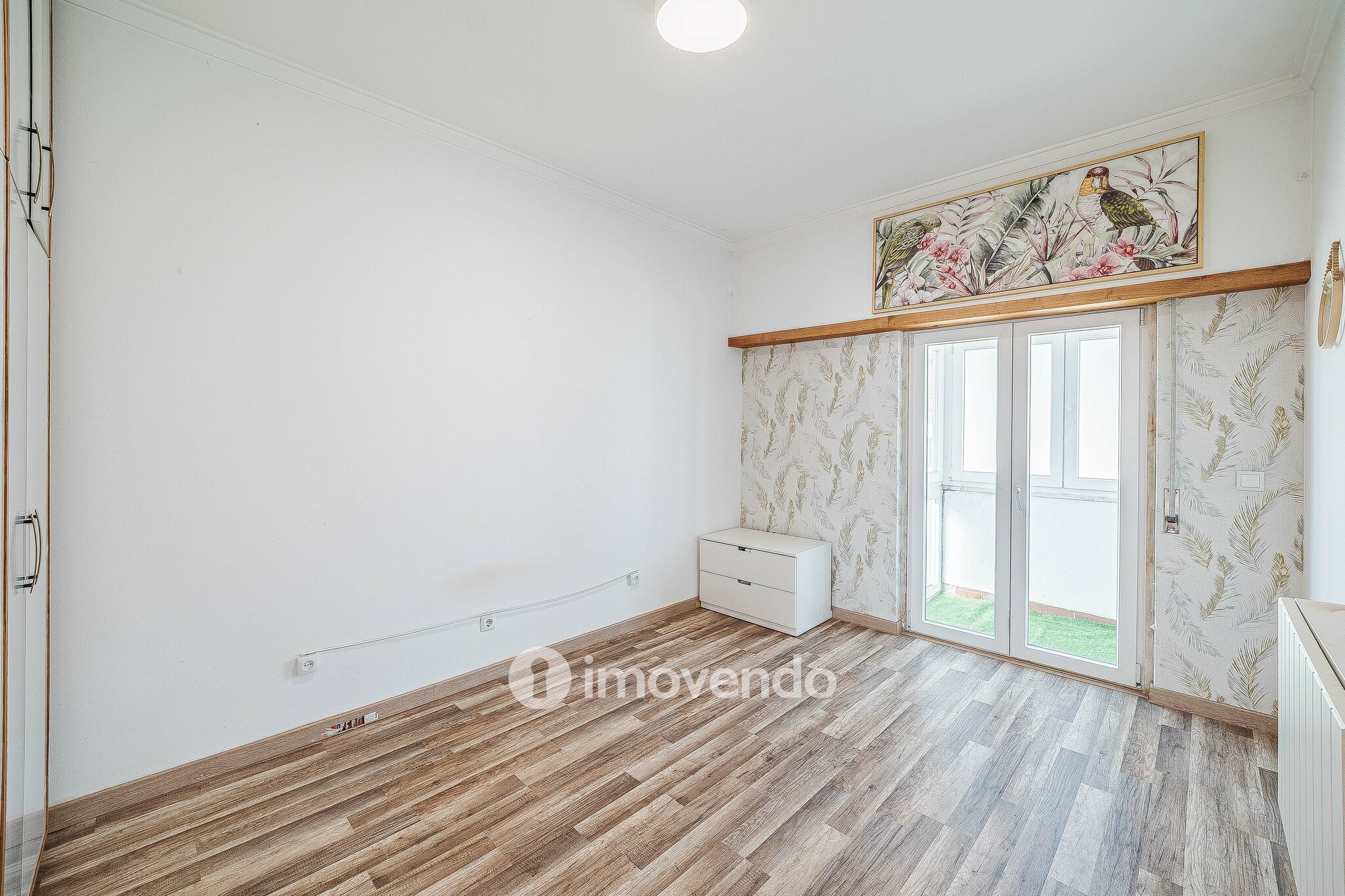 Apartamento T2 remodelado, com arrecadação, no Forte da Casa