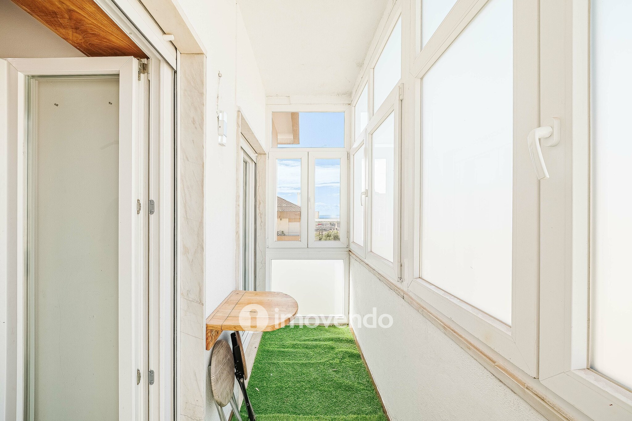 Apartamento T2 remodelado, com arrecadação, no Forte da Casa