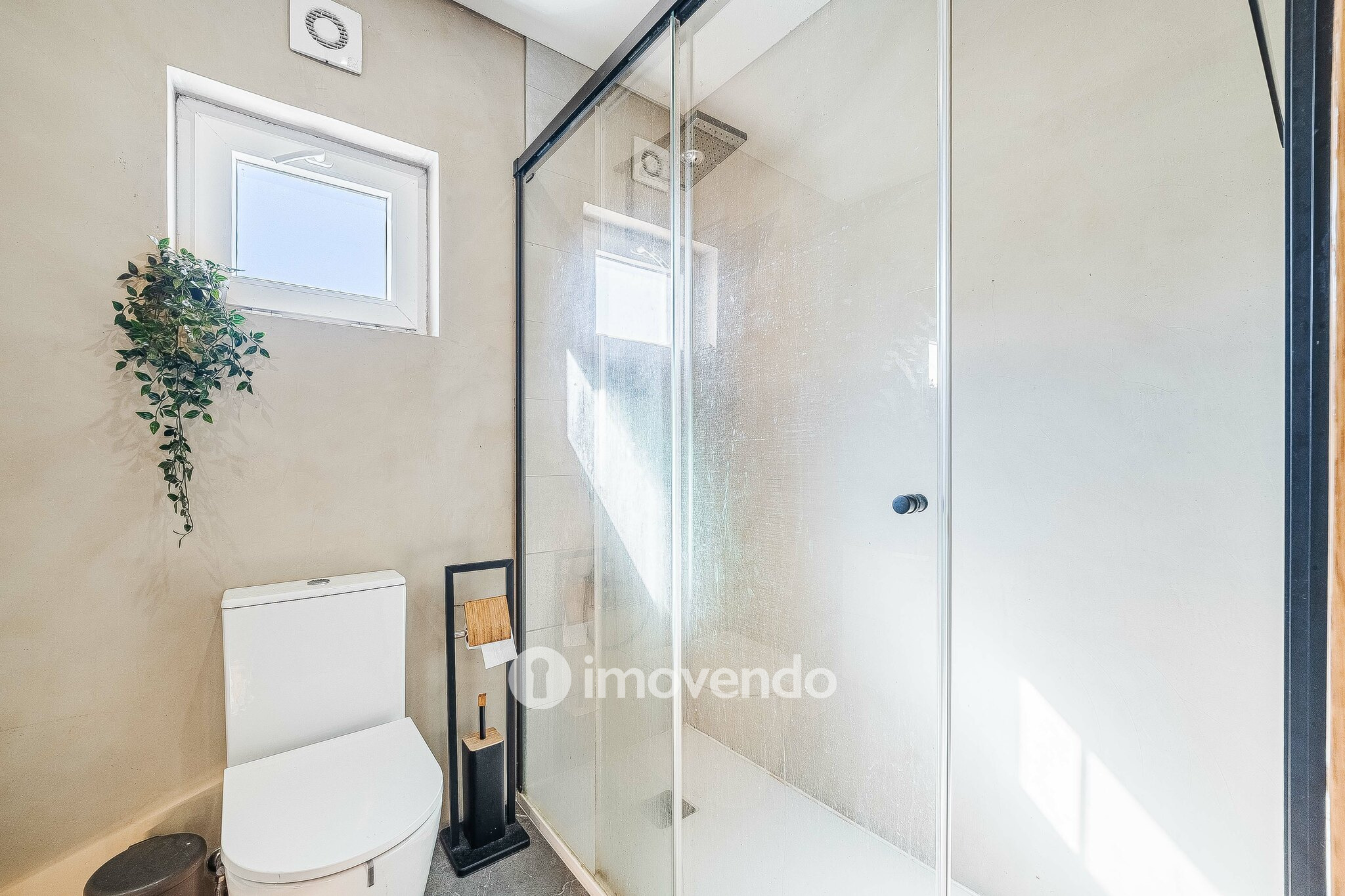 Apartamento T2 remodelado, com arrecadação, no Forte da Casa